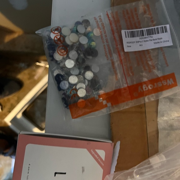 Box of lashes packaging and other items - Picture 10 of 10